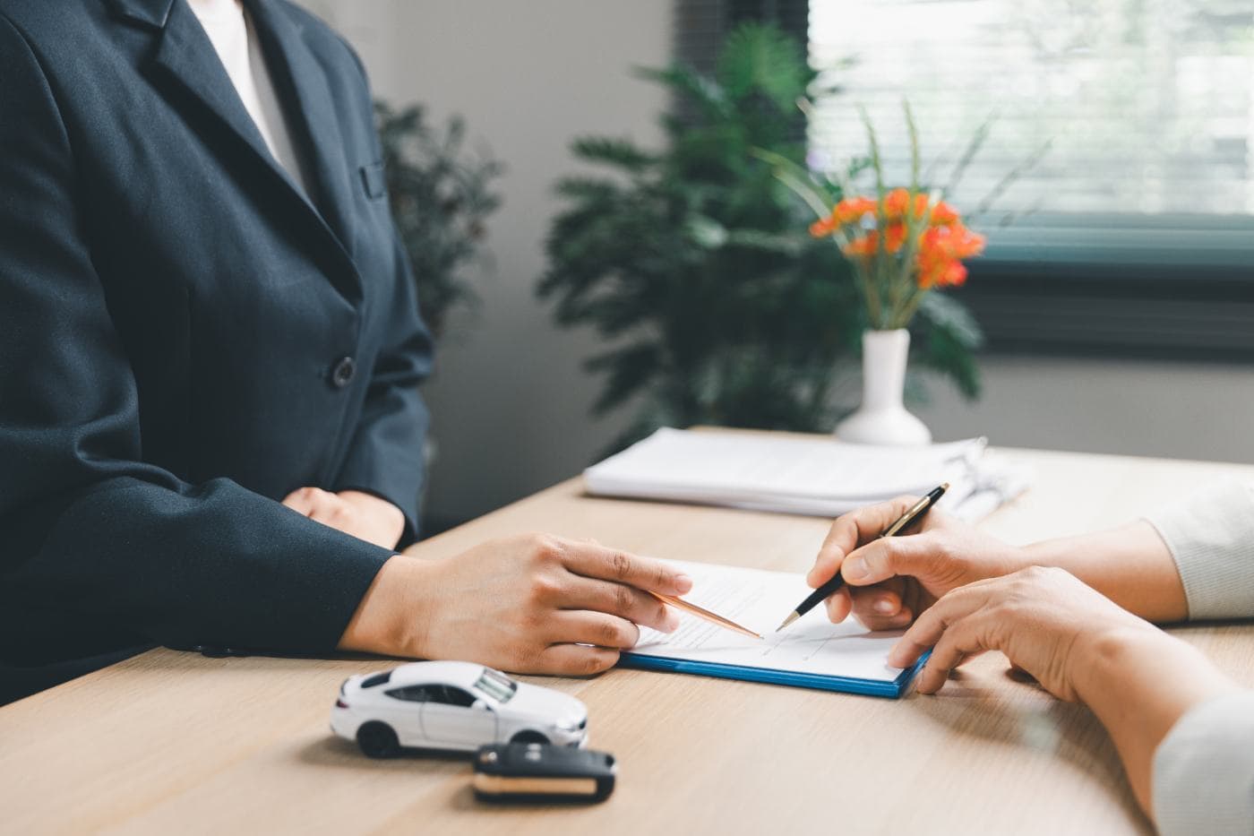 Agente de Seguros GAC atendiendo a un cliente en sucursal